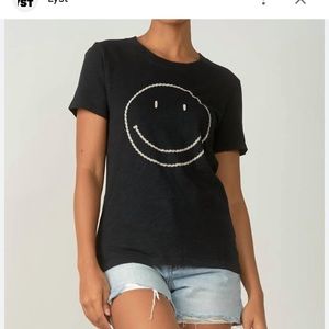 Elan smiley face tee